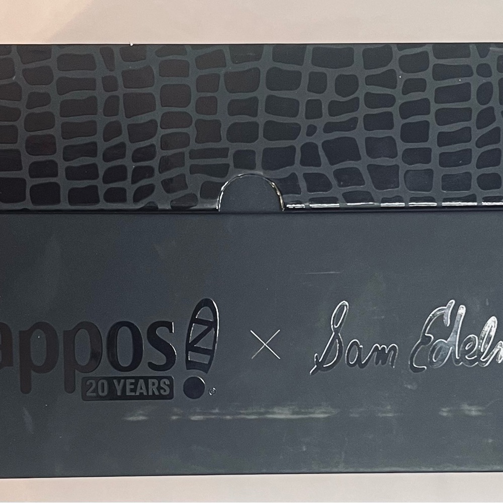 NEW never worn Sam Edelman size 8 WIDE Hazel Pointed Toe Suede Pump.